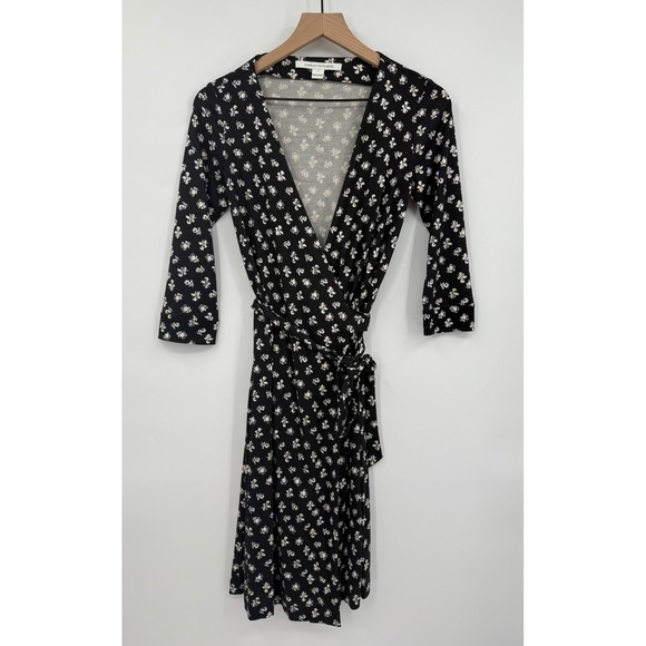 Diane Von Furstenberg Dresses & Skirts - Diane von Furstenberg Wrap Dress Womens 2 Black Floral 100% Silk 3/4 Sleeve